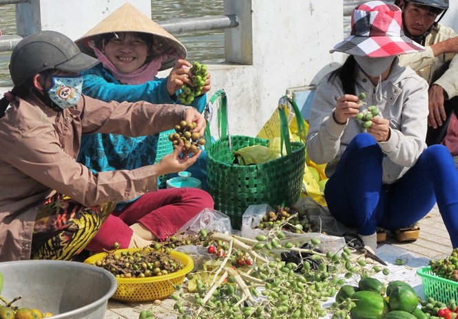 Chợ nổi bán đủ loại hoa quả ngày Tết - ảnh 9